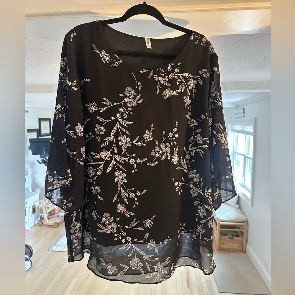 Women’s Plus Size 2x sheer lined blouse flowy sleeves